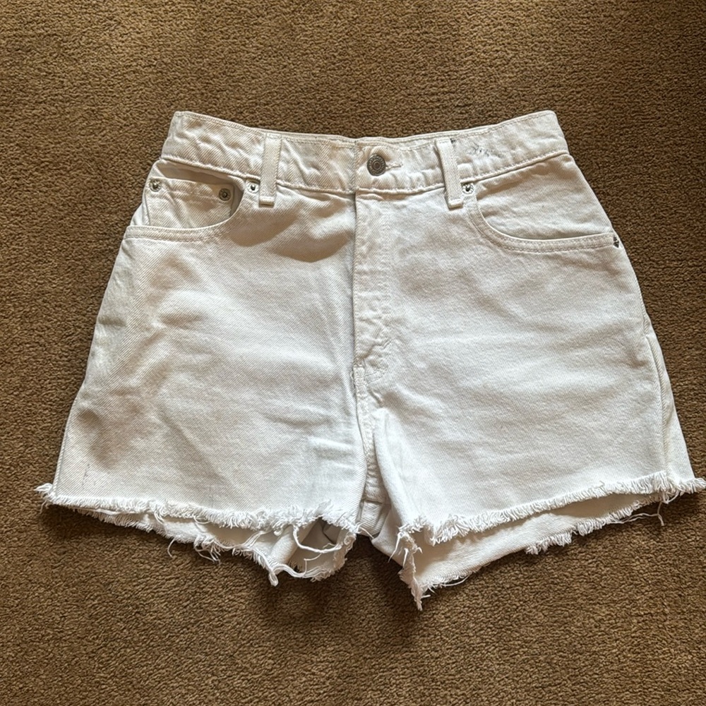 Vintage Levi’s white shorts | 26